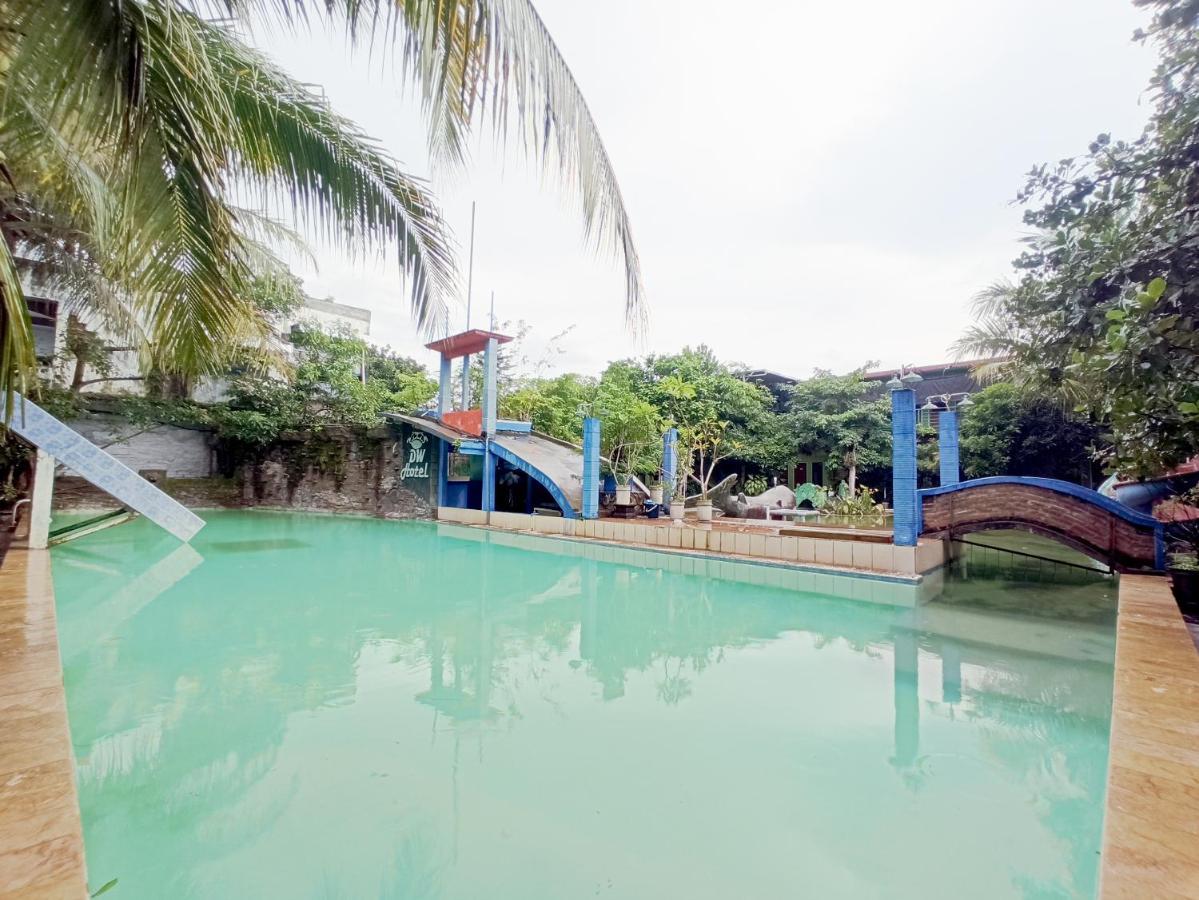 Oyo 90093 Dw Hotel Malang Exterior foto